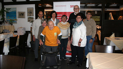 Die Jubilare Petra Breitenbacher und Werner Cosack mit der Vorsitzenden Karin Schüler und Gästen.