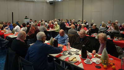 Gäste der Jahreshauptversammlung im SoVD Hockenheim beim Essen
