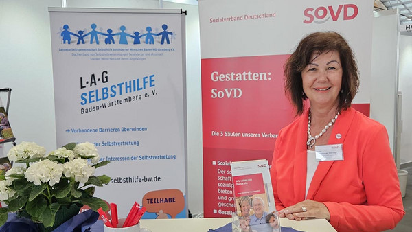 Heike Sommerauer-Dörzapf am SoVD-Messestand.