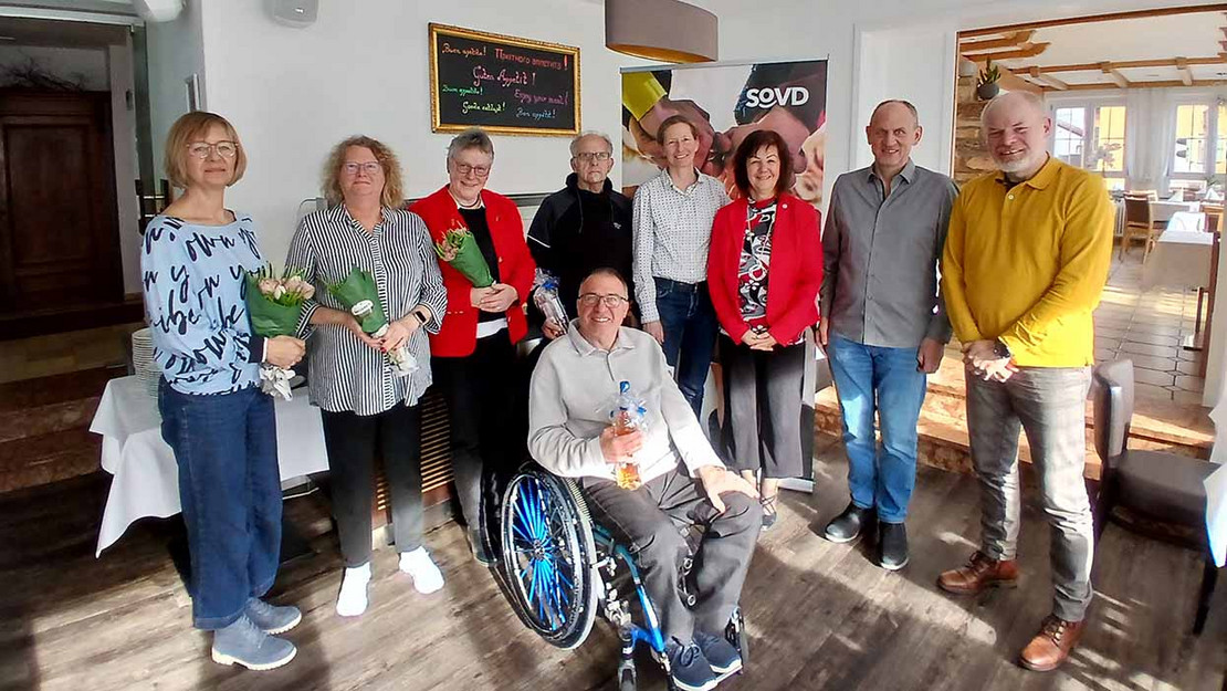 V. li.: Ilona Schreiber, Tina Müller, Antonia Schellinger, Otto Lüdecke, 2. Bürgermeisterin Sonja Hildebrandt, Heike Sommerauer Dörzapf, Christian Müller, Arnold Grieble und Gerald Schuster (im Rollstuhl).