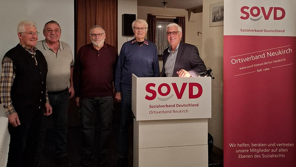 V. li.: Geehrt wurden: August Lanz (10 Jahre), Fritz Keinath (20 Jahre), Bernhard Wirth (10 Jahre) und Heinz Pirtschke (40 Jahre) vom Vorsitzenden Edelbert Merk.