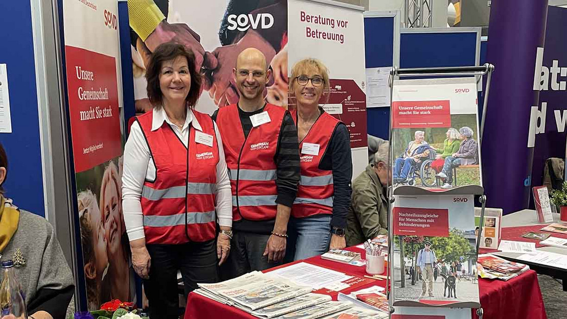 Das Team am Infostand (v. li.): Landesgeschäftsführerin Heike Sommerauer-Dörzapf, Sozialrechtsberater Dario Becci und die Sekretärin der Landesgeschäftsstelle, Corinna Stein.