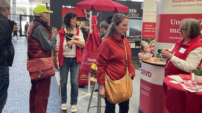 Heike Sommerauer-Dörzapf und Martina Matthes (re.) im Gespräch mit Besucher*innen. 