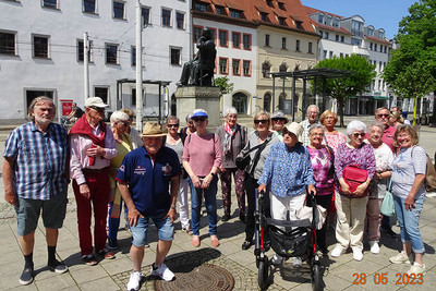 Die Reisegruppe vor dem Robert-Schumann-Denkmal in Zwickau.