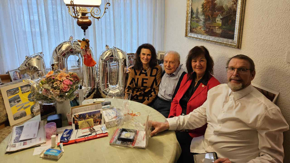 Jubilar Rudi Ruppert mit Tochter und den Gratulanten Heike Sommerauer-Dörzapf und Günter Gawlik vom SoVD.