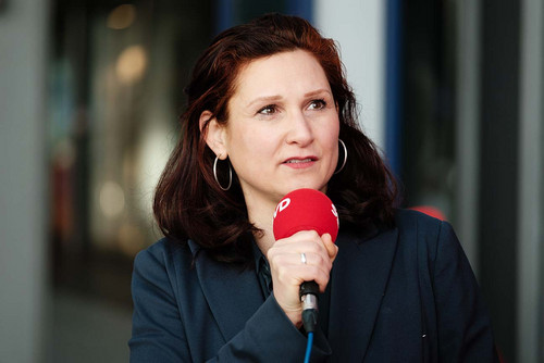 Frau spricht in ein Mikrofon. 