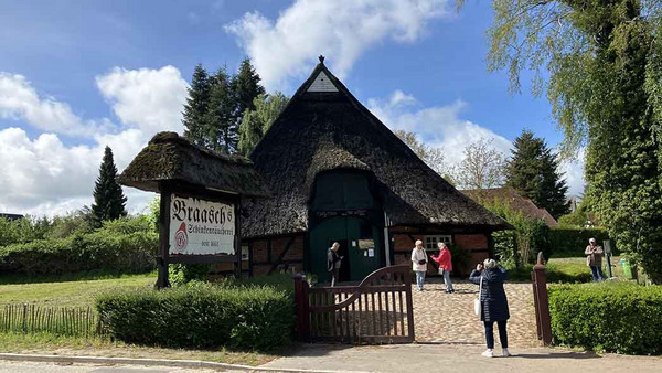 Menschen vor einem Haus