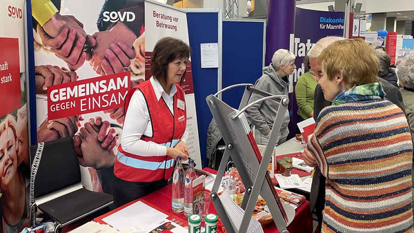 Landesgeschäftsführerin Heike Sommerauer-Dörzapf am Infostand im Gespräch mit einer Besucherin.