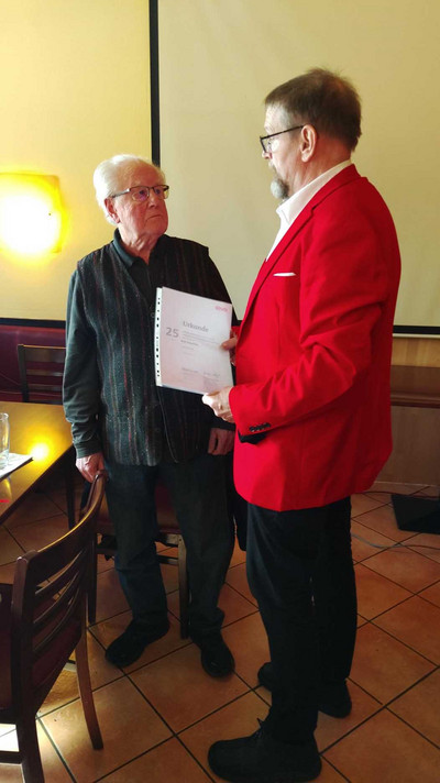 Vorsitzender Gawlik ehrte Rolf Horcher (li.) für 25 Jahre im SoVD.