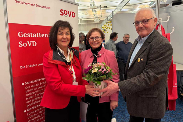Jubilarin Heidegard Busch (Mitte) mit Heike Sommerauer-Dörzapf und Ehemann Peter.