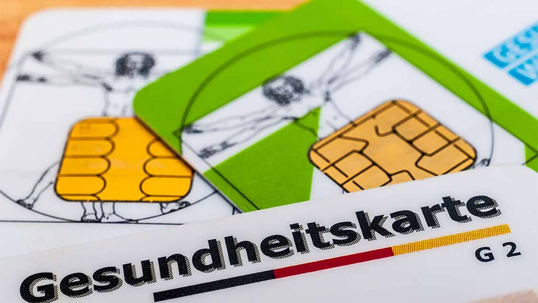 Drei Versichertenkarten von gesetzlichen Krankenkassen liegen übereinander. 