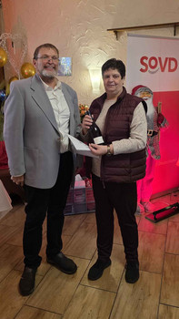 Mann und Frau mit Urkunde.