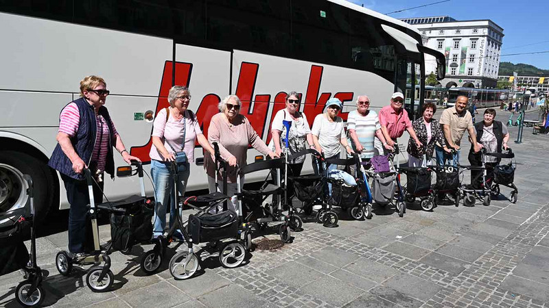 Die "Rollatormafia" vor dem Reisebus.