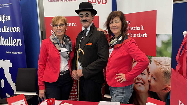 V. li.: Corinna Stein, "Charlie Chaplin" und Heike Sommerauer-Dörzapf.