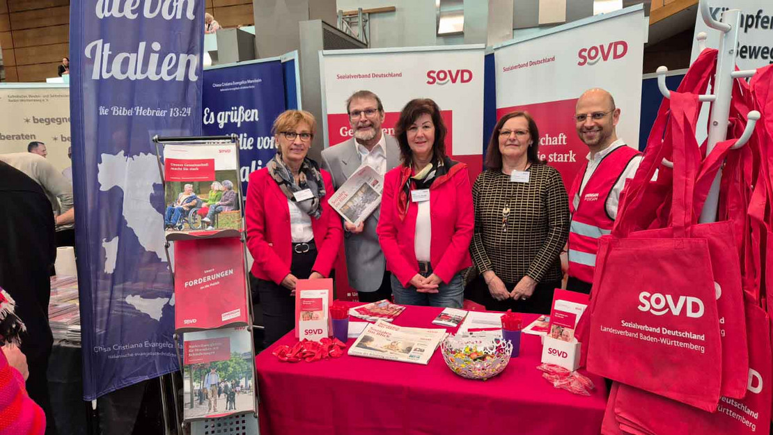 V. li.: Corinna Stein, Günter Gawlik, Heike Sommerauer-Dörzapf, Heidi Gawlik und Dario Becci am SoVD-Stand.