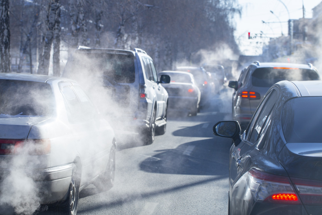 Autos im Stau mit Auspuffabgasen