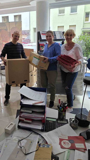 V. li.: Dario Becci, Verena Fassnacht-Manzhi und Corinna Stein helfen beim Umzug.