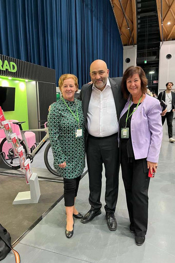 SoVD-Bundesvorsitzende Michaela Engelmeier, Grünen-Parteivorsitzender Omid Nouripour und Heike Sommerauer-Dörzapf.
