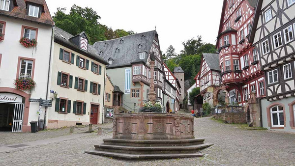 Altstadt mit Brunnen.