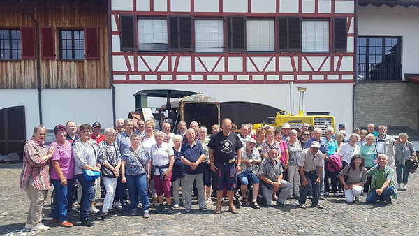 Reisegruppe vor Fachwerkhaus
