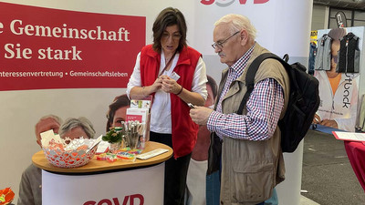 Simone Saible berät einen Besucher.