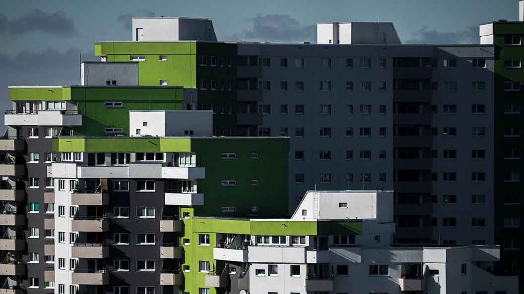 Blick auf eine Hochhaussiedlung in Berlin. 