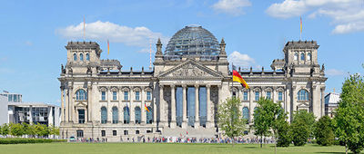 Blick auf Kanzleramt und Reichstag in Berlin. 