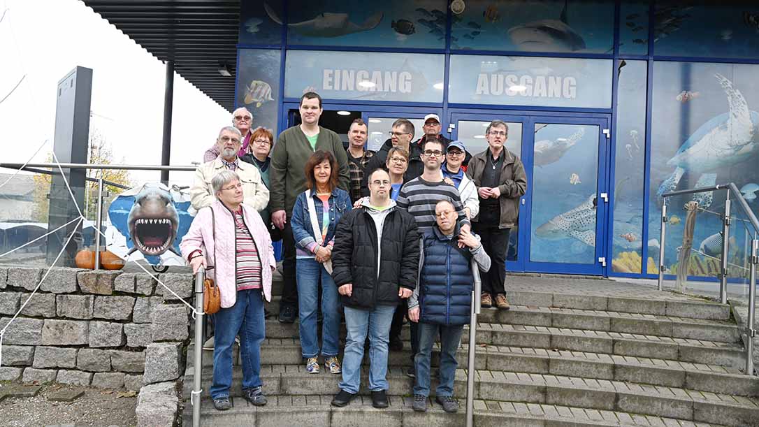 Gruppenfoto vor dem Sea Life in Speyer