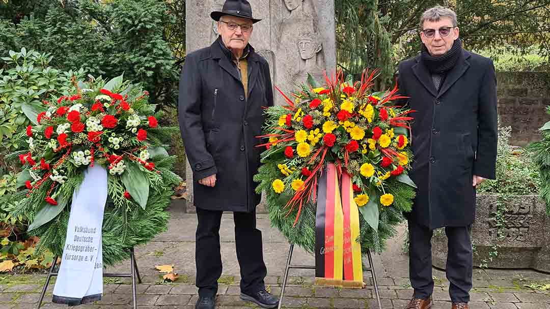 Peter Busch und Jürgen Weigel mit Trauerkranz