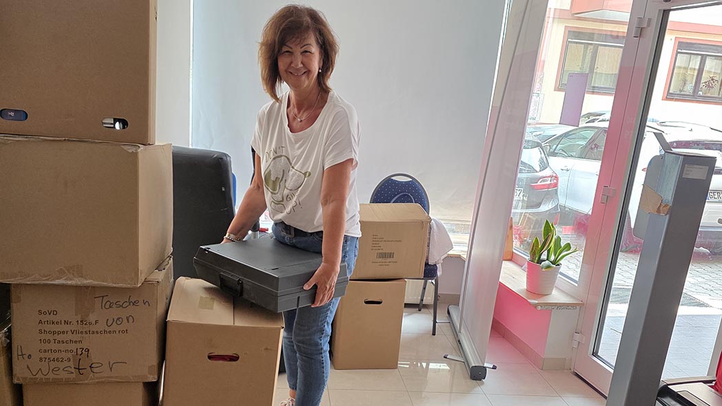 Landesgeschäftsführerin Heike Sommerauer-Dörzapf beim Kistenauspacken.