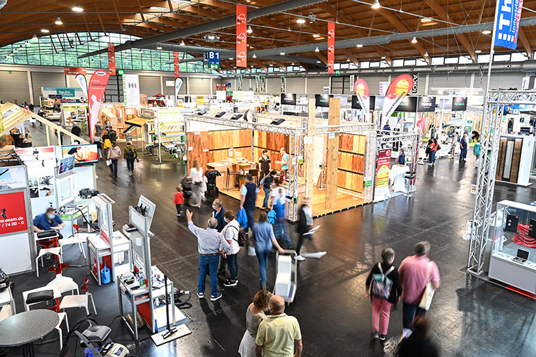 Messehalle der IBO mit vielen Ständen und Leuten