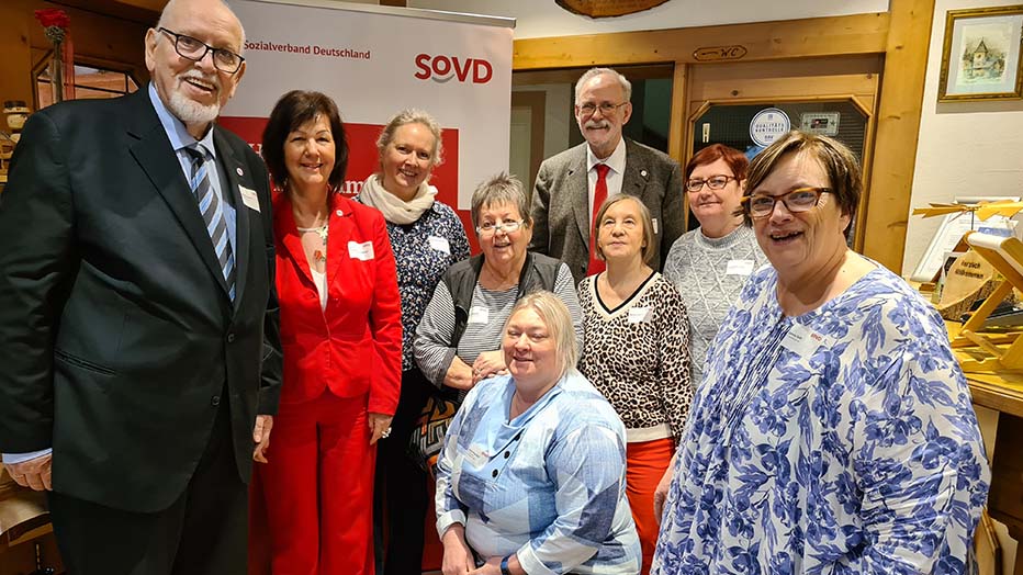 Hartmut Marx (links) und der neue Landesvorstand mit Landesvorsitzender Conny Boldt (rechts).