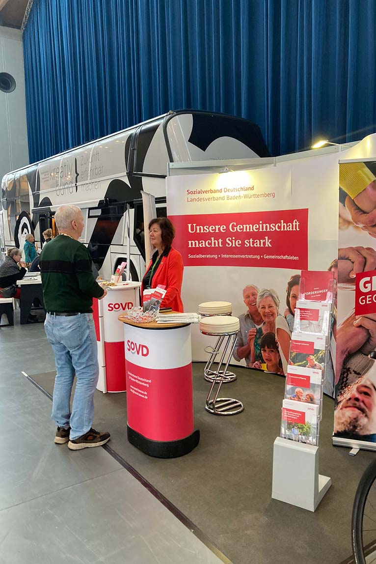 Landesgeschäftsführerin Heike Sommerauer-Dörzapf im Gespräch mit einem Delegierten.