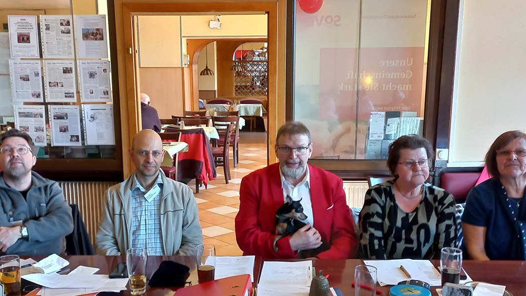 Vorstandsmitglieder sitzen am Tisch.