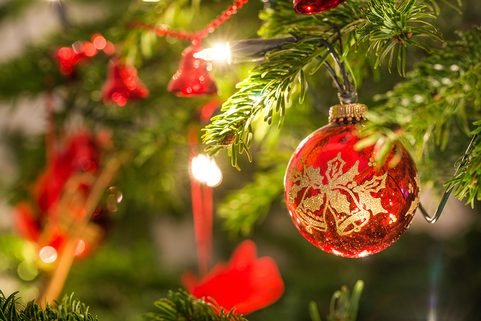 Rote Weihnachtskugel an Tannenzweig